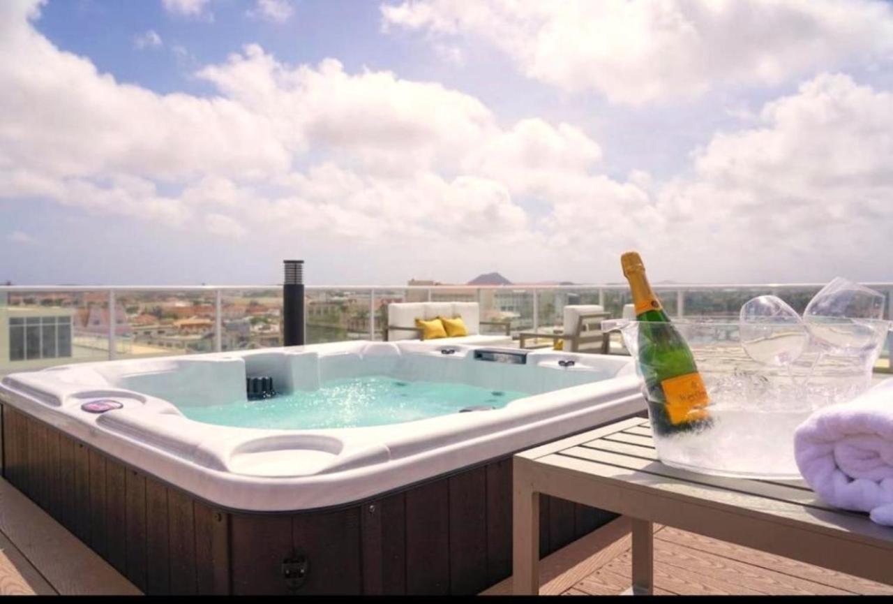 Stylish Luxury Condo, Central Location, Ocean View, Pool, Gym 奥拉涅斯塔德 外观 照片